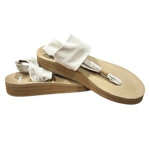 Sanuk yoga sandal.  Great condition Beige size 10 women’s